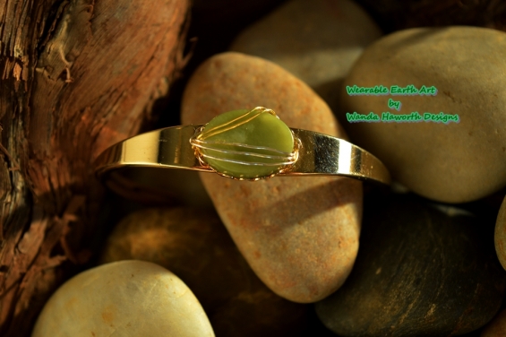 gold_and_jade_retro_bracelet.jpg