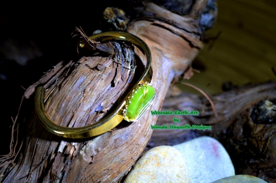 green_jade_and_gold_retro_bangle_1.jpg